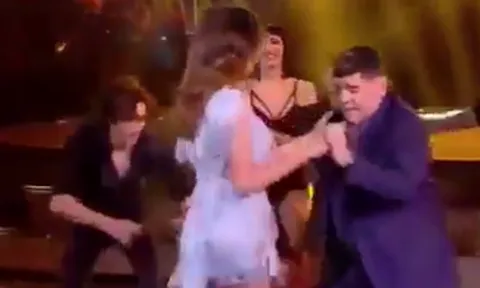 Maradona nhảy cực sung bên gái lạ