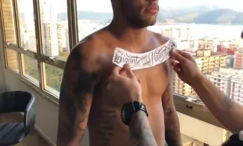 Trước tâm bão chỉ trích, Neymar dằn mặt anti fan bằng hành động cực 'gắt'
