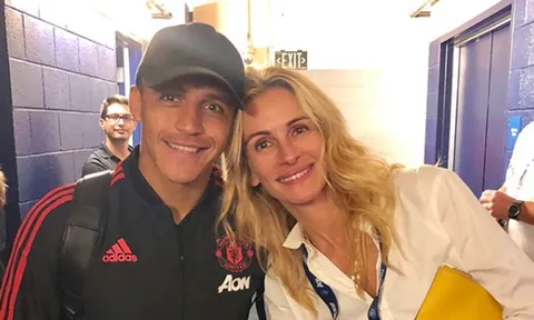 Hậu giao hữu, sao Man United hớn hở bên 'Người đàn bà đẹp'