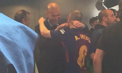 Zidane tranh thủ vỗ về Iniesta sau siêu kinh điển