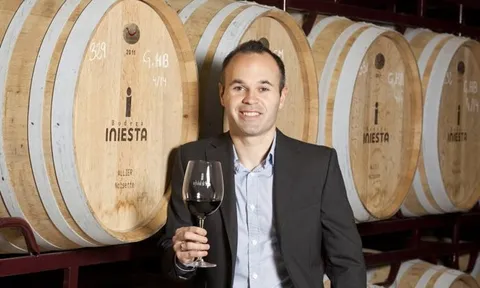 Iniesta đến Trung Quốc: Lộ diện đại gia giấu mặt