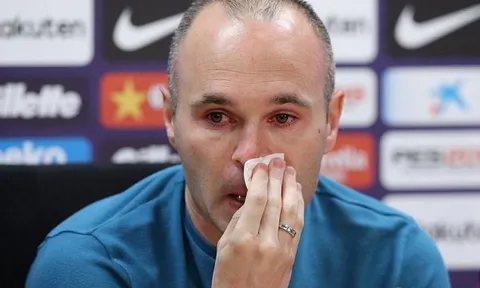 Iniesta khóc đỏ mắt khi nói lời chia tay Barcelona