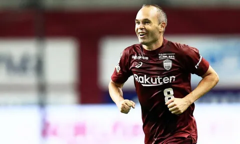 Iniesta 'mở tài khoản' trên đất Nhật khi tái hiện siêu phẩm của Bergkamp