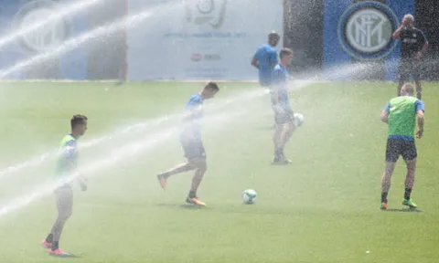 Inter dùng cả hệ thống tưới sân để giải nhiệt cho cầu thủ