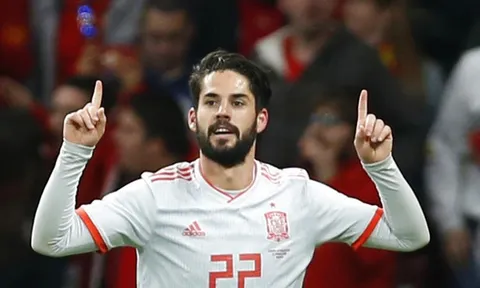 Isco được tán dương vì cứu chú chim nhỏ ở trận Tây Ban Nha thắng Iran