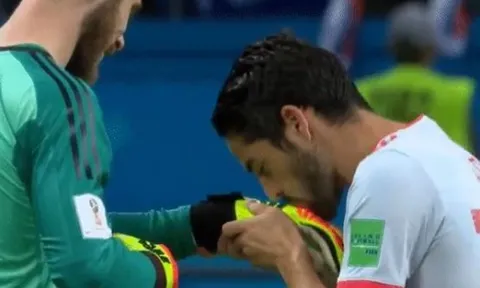 Isco hôn tay De Gea sau 3 điểm trọn vẹn đầu tiên