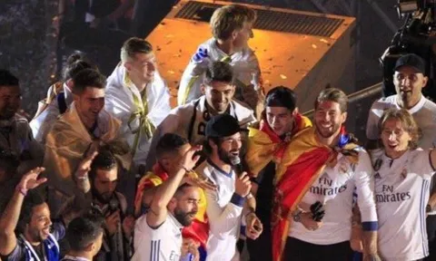 Isco xúc phạm, đòi Pique cúi chào tân vương La Liga