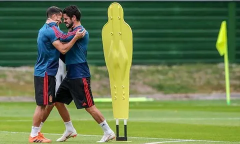 Isco và Vazquez 'ẩu đả' trên sân tập Tây Ban Nha