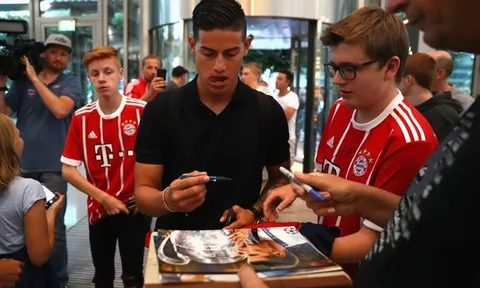 James Rodriguez kí mỏi tay trước ngày lên đường du đấu