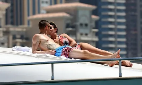 Jamie Vardy tình tứ bên cô vợ Rebekah ở Dubai