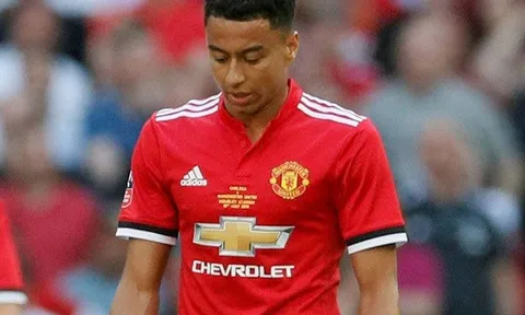 Jesse Lingard không phục khi nhìn Chelsea nâng cúp