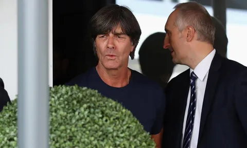 Joachim Low trốn biệt tăm, Đức nhắm đến Wenger