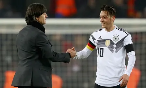 Joachim Low lên tiếng về việc "tống" Ozil lên ghế dự bị