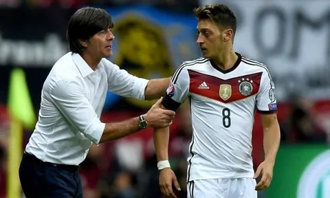 Joachim Low ngầm chỉ trích Ozil với phát biểu về Leroy Sane?