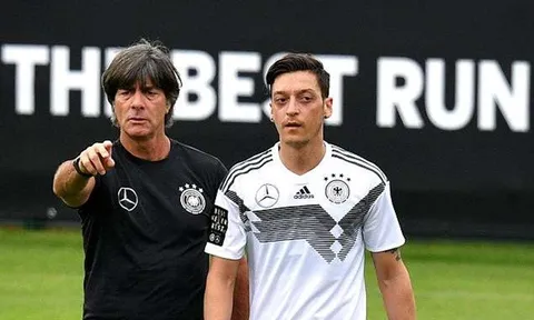 Joachim Low nghiêm mặt "giáo huấn" Ozil lẫn Reus trong ngày hội quân