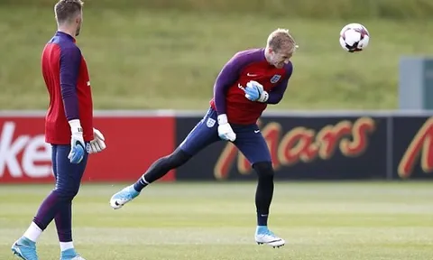 Joe Hart tập làm... "tiền đạo" trong ngày đầu lên tuyển