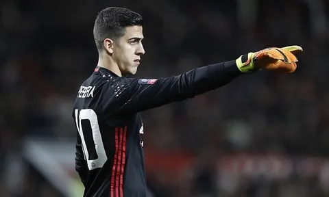 Joel Pereira bắt cực chắc chắn trước Crystal Palace