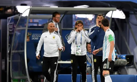 HLV Sampaoli phải 'xin phép' Messi để đưa Aguero vào sân