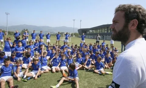 Juan Mata rạng rỡ ngày về CLB khởi nghiệp
