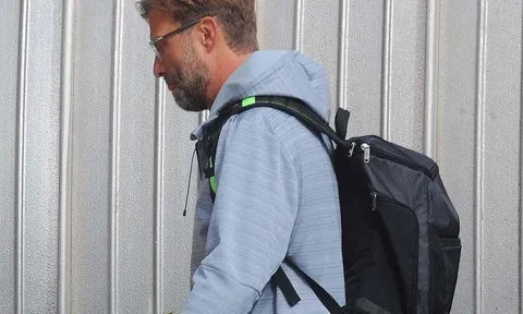 Jurgen Klopp lặng lẽ đến sân tập chuẩn bị cho Champions League