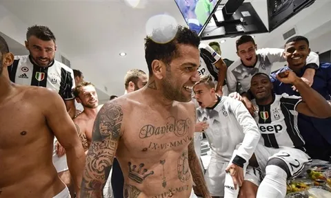 Juve và những hình ảnh ăn mừng 'điên rồ' chưa từng được lộ