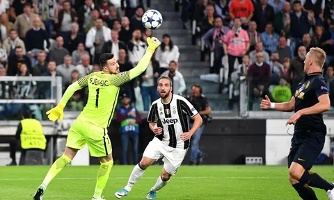 Juventus hạ gục Monaco, chung kết Coppa Italia phải đá sớm