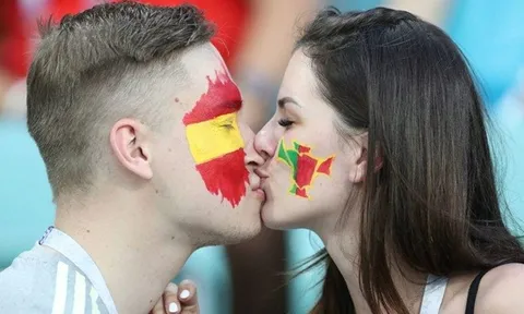 Những nụ hôn nóng bỏng trên khán đài World Cup 2018