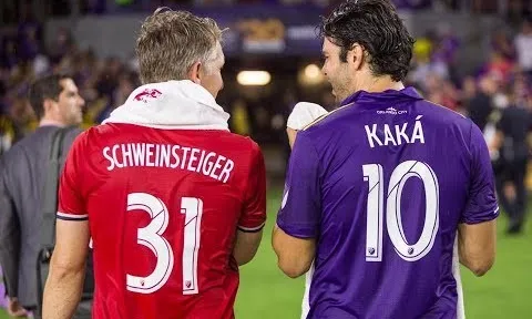 Kaka thể hiện ra sao khi gặp đội bóng của Schweinsteiger?