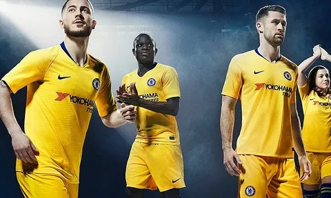 Kante 'cool ngầu' khi cùng Hazard trình làng áo đấu mới của Chelsea