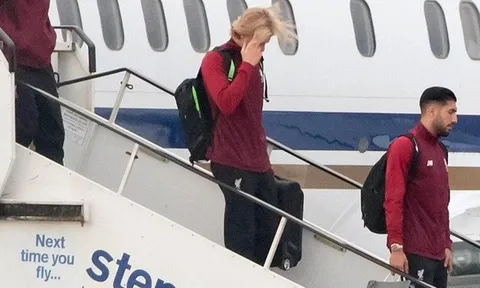 Karius che mặt, Klopp sầu thảm trên đường về lại nước Anh