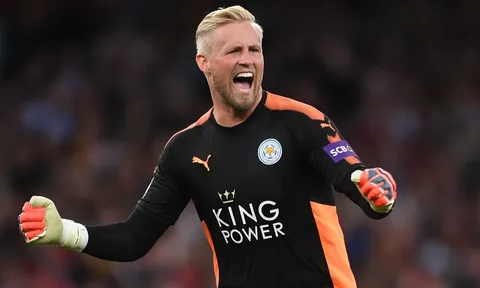Kasper Schmeichel chính thức cân bằng kỷ lục của cha