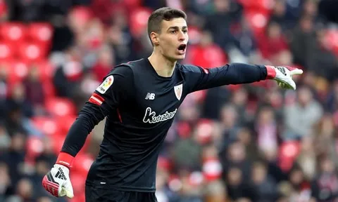 NÓNG! Kepa Arrizabalaga đến sân bay, Chelsea đón bản hợp đồng kỉ lục