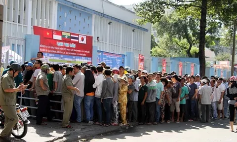 Khán giả rồng rắn xếp hàng săn vé U20 Việt Nam