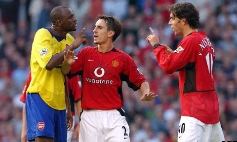 Khi Man Utd và Arsenal từng làm tất cả để triệt hạ nhau