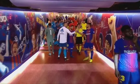 Khi Messi chạm mặt Ronaldo trong đường hầm