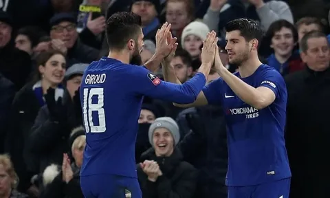Khổ cho 'người hùng' Giroud phải thi đấu cạnh 'mèo mù'