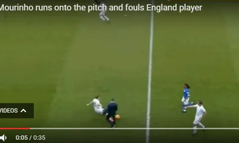 Khó đỡ tình huống Mourinho chạy vào sân đốn giò cầu thủ