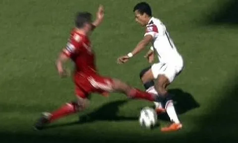 Khoảnh khắc Carragher tung đòn triệt hạ Luis Nani