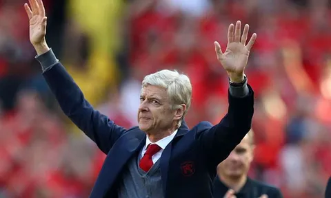 Khoảnh khắc HLV Wenger cúi chào CĐV Arsenal lần cuối gây xúc động
