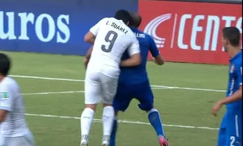 Khoảnh khắc Luis Suarez cắn Giorgio Chiellini