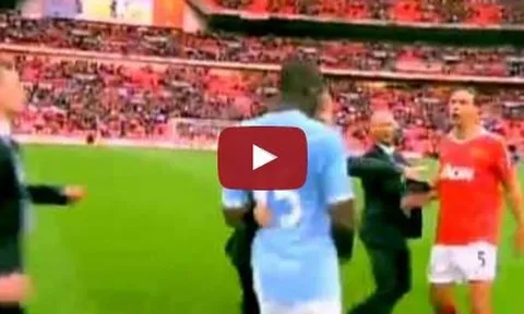 Khoảnh khắc Mario Balotelli bị Rio Ferdinand 'dằn mặt'
