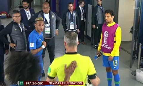 Không được đá phạt đền, Neymar vào tận đường hầm "hỏi tội" trọng tài