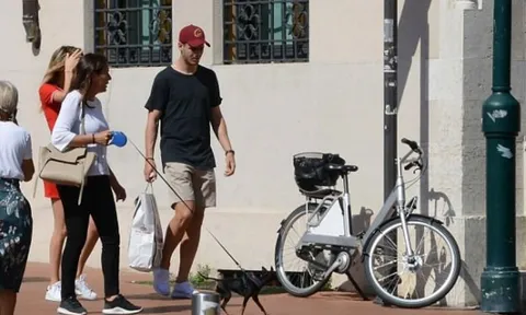 Không World Cup, Morata tháp tùng vợ bầu đi mua sắm