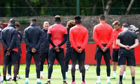 Khủng bố tại Manchester cũng chẳng thể làm Quỷ Đỏ mất vui
