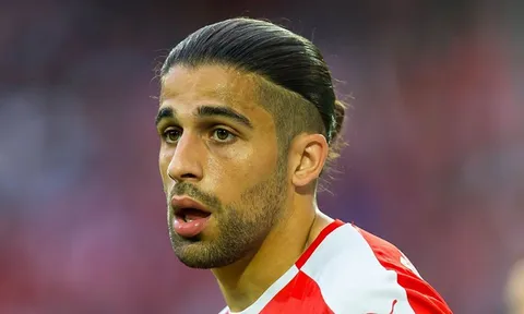 Khủng hoảng hậu vệ trái, Arsenal chữa cháy bằng "nghệ sĩ" Milan?