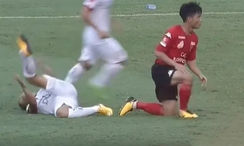Dương Văn Hào gãy 1/3 xương chày