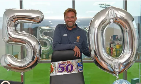 Kloop nhận quà bất ngờ trong ngày đầu trở lại Liverpool