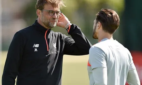 Klopp chỉ bảo tận tình trò cưng Lallana trên sân tập