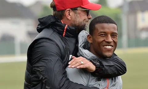 Klopp 'ôm ấp' Wijnaldum như người thân trên sân tập