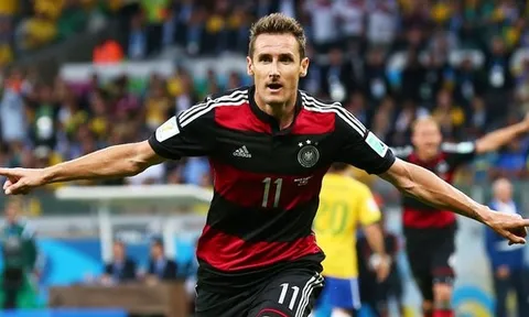 Klose - Cỗ máy làm bàn từ trên không